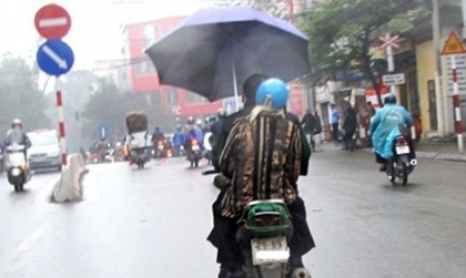 Nghị định 168 - Lỗi trừ 10 điểm GPLX: Điều khiển xe máy chở người ngồi sử dụng ô (dù) gây TNGT